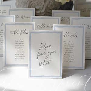 Edytowalne karty rozmieszczenia gości weselnych z niebieską akwarelową obwódką i niestandardowymi nazwami stołów, szablon FR26