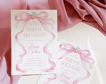 Puede incluir: Dos invitaciones de ducha nupcial rosadas y blancas con ilustraciones de acuarela de cintas rosadas y un anillo de diamantes. El texto en las invitaciones dice "Por favor, únase a nosotros para una ducha nupcial en honor a la futura novia Jenna Wilson. 15 de marzo a las 4 pm Rachel Adam's House 2074 Maple Lane, Charleston RSVP a Sophie 333-444-5555"