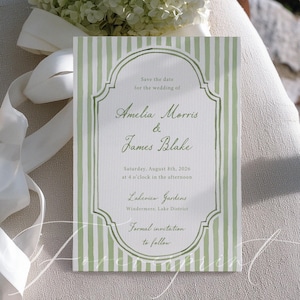Puede incluir: Una invitación de boda con un fondo a rayas verdes y blancas. La invitación dice "Save the date for the wedding of Amelia Morris & James Blake" e incluye los detalles de la boda para el 8 de agosto de 2026 en Lakeview Gardens.