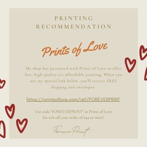 Pu&ograve; includere: Una grafica con uno sfondo marrone chiaro e cuori rossi sparsi intorno ai bordi. Il testo "Prints of Love" &egrave; in arancione con un contorno bianco. Il testo "My shop has partnered with Prints of Love to offer fast, high quality yet affordable printing. When you use my special link below, you'll receive FREE shipping and envelopes: https://printsoflove.com/ref/FOREVERPRINT Use code "FOREVERPRINT" at Prints of Love for 10% off your order of &euro;49 or more! Forever Print" &egrave; in nero.