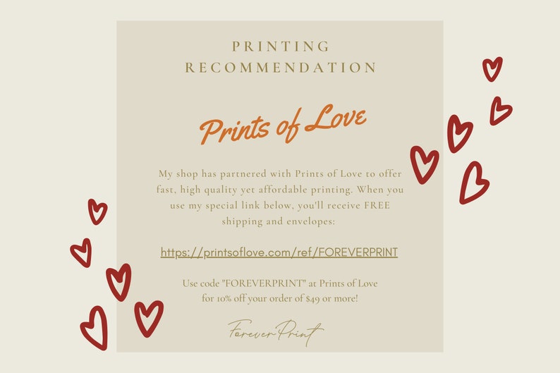 Pu&ograve; includere: Una grafica con uno sfondo marrone chiaro e cuori rossi sparsi intorno ai bordi. Il testo "Prints of Love" &egrave; in arancione con un contorno bianco. Il testo "My shop has partnered with Prints of Love to offer fast, high quality yet affordable printing. When you use my special link below, you'll receive FREE shipping and envelopes: https://printsoflove.com/ref/FOREVERPRINT Use code "FOREVERPRINT" at Prints of Love for 10% off your order of &euro;49 or more! Forever Print" &egrave; in nero.