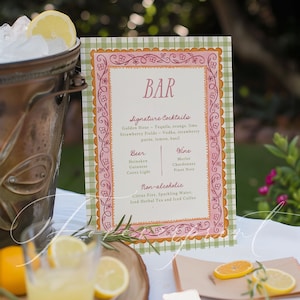 Bunte Bar Menü Vorlage, handgezeichnet, druckbares Duschschild, bearbeitbares Bar Schild, Signature Drinks, rosa wunderliches Blumenmuster, grüne Gingham BEA