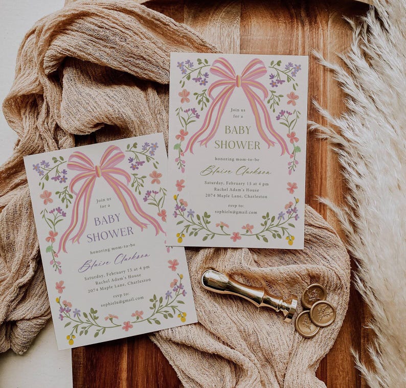 Op de afbeelding: Twee babyborrel-uitnodigingen met een bloemenontwerp en roze strikken. De tekst op de uitnodigingen luidt "Sluit je aan bij ons voor een babyborrel ter ere van aanstaande mama Blaise Clarkson" en bevat de datum, tijd, locatie en RSVP-informatie.