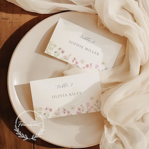 Sjabloon voor pastel wilde bloemen plaatskaarten, afdrukbare plaatskaarten, naamkaartjes bruiloft, bloemen naamkaartjes, tafelinstelling, bewerkbare sjabloon KIARA