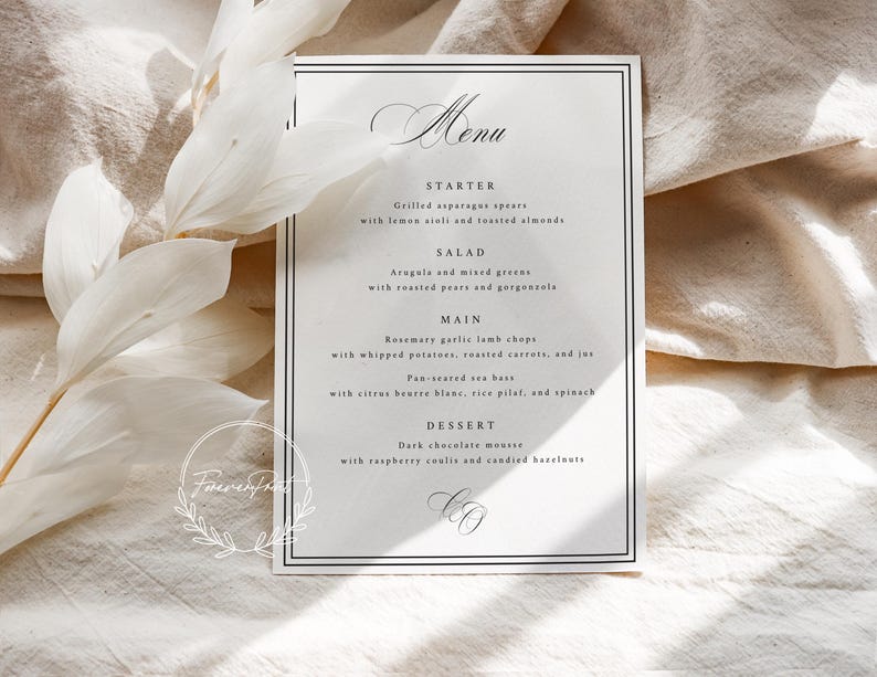 K&ouml;nnte beinhalten: Eine formelle Men&uuml;karte mit schwarzem Rand und eleganter Schrift. Das Men&uuml; listet eine Vorspeise, einen Salat, ein Hauptgericht und ein Dessert auf. Die Karte liegt auf einer cremefarbenen Oberfl&auml;che mit wei&szlig;en floralen Akzenten.