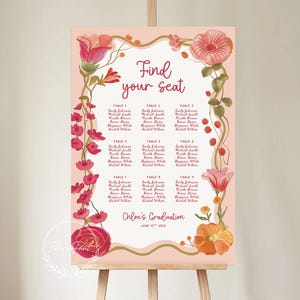 K&ouml;nnte beinhalten: Ein rosa Blumensitzplan f&uuml;r eine Abschlussfeier. Die Worte "Find your seat" stehen oben, mit den Namen der G&auml;ste unter jeder Tischnummer. Unten steht "Chloe's Graduation" und das Datum.