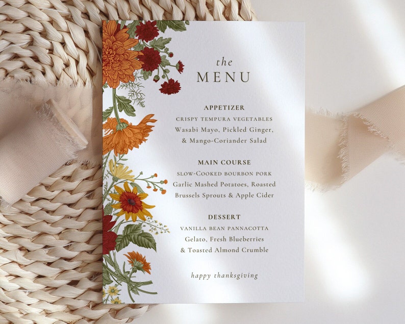 Pu&ograve; includere: Un menu di ringraziamento con un bordo floreale con fiori arancioni, rossi e gialli. Il menu include opzioni di antipasti, piatti principali e dessert. Il testo recita "the MENU", "APPETIZER", "CRISPY TEMPURA VEGETABLES", "Wasabi Mayo, Pickled Ginger, & Mango-Coriander Salad", "MAIN COURSE", "SLOW-COOKED BOURBON PORK", "Garlic Mashed Potatoes, Roasted Brussels Sprouts & Apple Cider", "DESSERT", "VANILLA BEAN PANNACOTTA", "Gelato, Fresh Blueberries & Toasted Almond Crumble", e "happy thanksgiving".