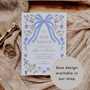 Op de afbeelding: Een blauwe baby shower uitnodiging met een bloemenontwerp en een blauwe strik. De uitnodiging luidt: "Sluit je aan bij ons voor een baby shower ter ere van de aanstaande moeder Blaise Jackson. Zaterdag 15 februari om 16:00 uur Rachel Adam's House 2074 Maple Lane, Charleston RSVP naar: sophielu@gmail.com"