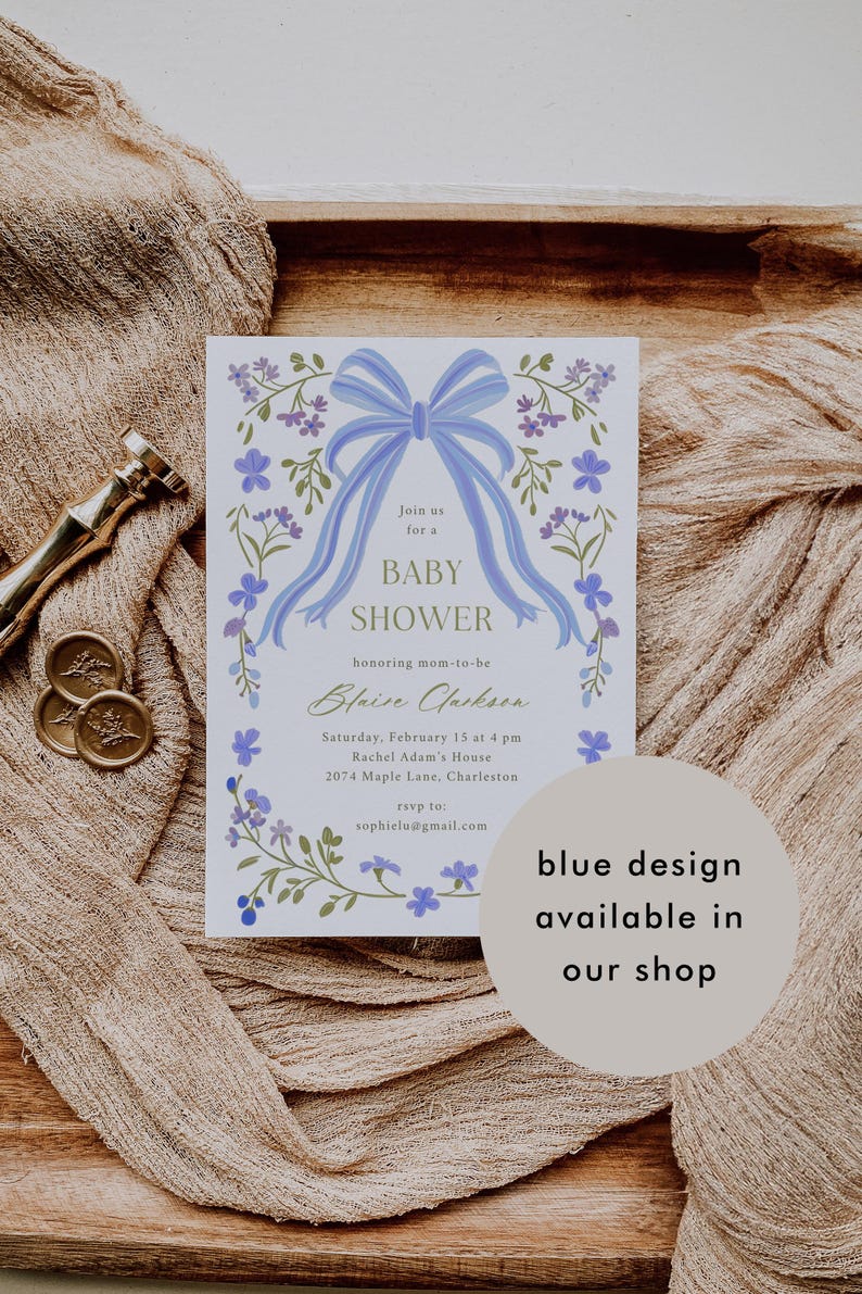 Op de afbeelding: Een blauwe baby shower uitnodiging met een bloemenontwerp en een blauwe strik. De uitnodiging luidt: "Sluit je aan bij ons voor een baby shower ter ere van de aanstaande moeder Blaise Jackson. Zaterdag 15 februari om 16:00 uur Rachel Adam's House 2074 Maple Lane, Charleston RSVP naar: sophielu@gmail.com"
