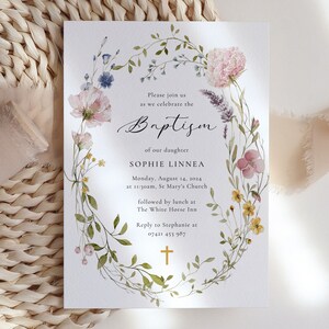 Peut inclure: Une couronne florale aquarelle avec une croix dor&eacute;e au centre. Le texte indique "Veuillez vous joindre &agrave; nous pour c&eacute;l&eacute;brer le bapt&ecirc;me de notre fille Sophie Linnea. Lundi 14 ao&ucirc;t 2024 &agrave; 11h30, &eacute;glise St Mary's suivi d'un d&eacute;jeuner au White Horse Inn. R&eacute;pondre &agrave; Stephanie au 07421 453 987."