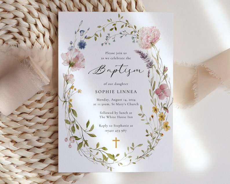 Peut inclure: Une couronne florale aquarelle avec une croix dor&eacute;e au centre. Le texte indique "Veuillez vous joindre &agrave; nous pour c&eacute;l&eacute;brer le bapt&ecirc;me de notre fille Sophie Linnea. Lundi 14 ao&ucirc;t 2024 &agrave; 11h30, &eacute;glise St Mary's suivi d'un d&eacute;jeuner au White Horse Inn. R&eacute;pondre &agrave; Stephanie au 07421 453 987."