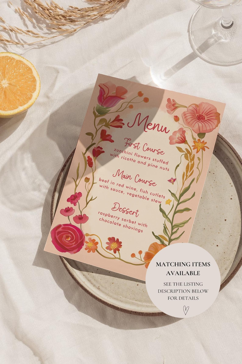 K&ouml;nnte beinhalten: Eine Men&uuml;karte mit floralem Design, mit rosa Hintergrund und einem dekorativen Rand aus rosa und orangefarbenen Blumen. Das Men&uuml; listet ein Drei-G&auml;nge-Men&uuml; auf: Zucchinibl&uuml;ten, Rindfleisch in Rotwein und Himbeersorbet. Ein runder Aufkleber sagt "Passende Artikel verf&uuml;gbar".