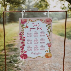 K&ouml;nnte beinhalten: Eine Tischordnung mit floralem Design und dem Text "Find your seat". Die Karte ist mit rosa und orangefarbenen Blumen verziert und enth&auml;lt die Namen der G&auml;ste, die nach Tischnummern geordnet sind. Es ist eine Abschlussfeier.