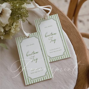 Può includere: Due etichette personalizzate a righe bianche e verdi con la scritta "Custom Tag" in elegante corsivo. Le etichette hanno un bordo decorativo e sono attaccate con nastri bianchi. È visibile anche il testo "fully editable" e "Create & print as many tags you wish".