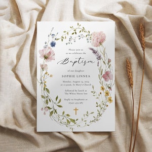 Peut inclure: Une couronne florale avec des fleurs aquarelle dans des tons de rose, bleu et jaune entoure le texte "Veuillez vous joindre &agrave; nous pour c&eacute;l&eacute;brer le bapt&ecirc;me de notre fille Sophie Linnea Lundi 14 ao&ucirc;t 2024 &agrave; 11h30, &Eacute;glise St Mary suivi d'un d&eacute;jeuner au White Horse Inn R&eacute;pondre &agrave; St&eacute;phanie au 07421 453 987". Une croix dor&eacute;e se trouve au bas de la couronne.