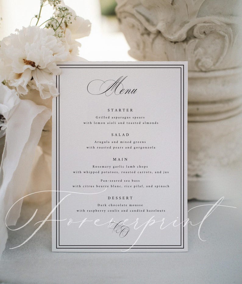 K&ouml;nnte beinhalten: Eine formelle Men&uuml;karte mit schwarzem Rand und eleganter Schriftart. Die Speisekarte umfasst Vorspeisen, Salat, Hauptgerichte wie Lammkoteletts und Seebarsch sowie Dessert. Wei&szlig;e Blumen und eine dekorative S&auml;ule befinden sich im Hintergrund.