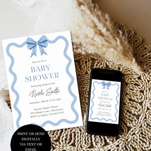 Peut inclure: Une invitation de f&ecirc;te pr&eacute;natale bleue et blanche avec un n&oelig;ud bleu sur le dessus. L'invitation indique "Rejoignez-nous pour une f&ecirc;te pr&eacute;natale en l'honneur de la future maman Nicole Smith. Samedi 15 mars &agrave; 16h00. Maison de Rachel Adam 2074 Maple Lane, Charleston. RSVP &agrave; Sophie 333.444.5555. Imprimez ou envoyez num&eacute;riquement par SMS ou par e-mail."
