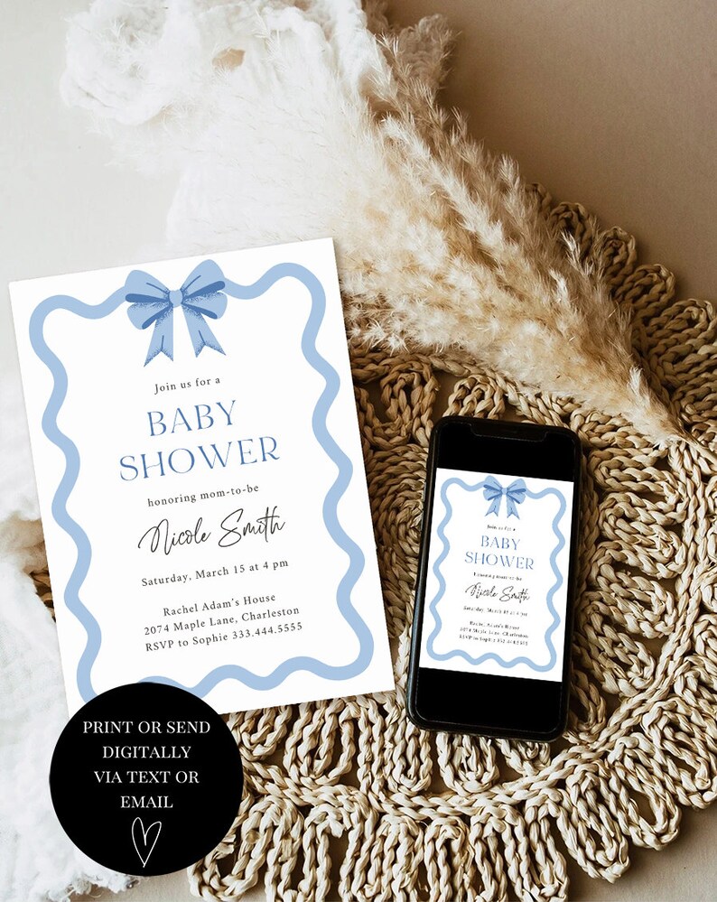 Peut inclure: Une invitation de f&ecirc;te pr&eacute;natale bleue et blanche avec un n&oelig;ud bleu sur le dessus. L'invitation indique "Rejoignez-nous pour une f&ecirc;te pr&eacute;natale en l'honneur de la future maman Nicole Smith. Samedi 15 mars &agrave; 16h00. Maison de Rachel Adam 2074 Maple Lane, Charleston. RSVP &agrave; Sophie 333.444.5555. Imprimez ou envoyez num&eacute;riquement par SMS ou par e-mail."