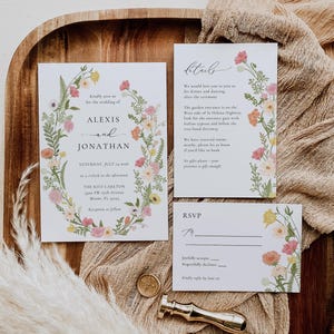 Modèle modifiable de faire-part de mariage pastel fleurs sauvages, faire-part de mariage printemps-été, couronne de fleurs botanique bohème, téléchargement immédiat lierre