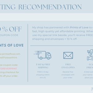 Pu&ograve; includere: Grafica azzurra con il testo "PRINTING RECOMMENDATION" in alto. La grafica include informazioni su Prints of Love, un codice sconto del 10% e icone per spedizioni veloci e gratuite, buste gratuite e pratiche ecologiche.