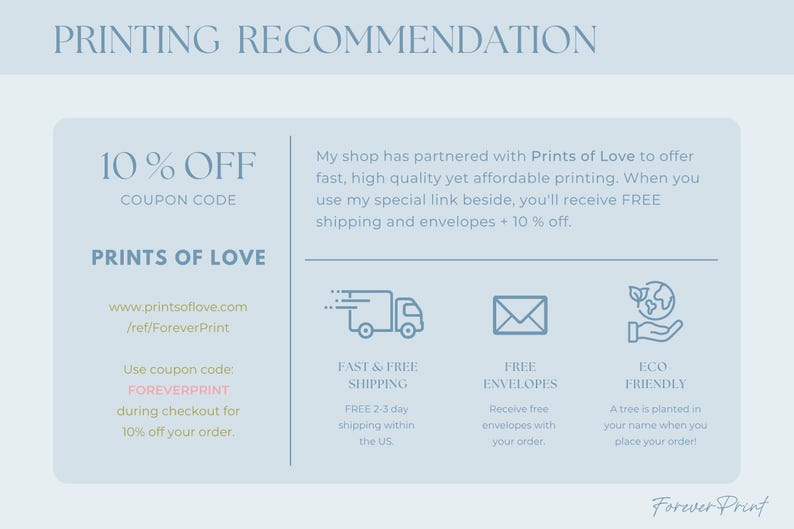 Pu&ograve; includere: Grafica azzurra con il testo "PRINTING RECOMMENDATION" in alto. La grafica include informazioni su Prints of Love, un codice sconto del 10% e icone per spedizioni veloci e gratuite, buste gratuite e pratiche ecologiche.