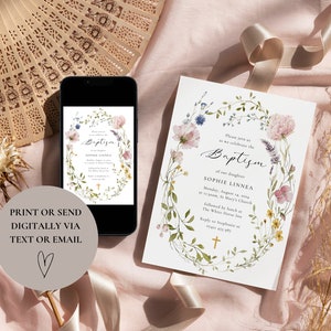 Peut inclure: Une invitation de bapt&ecirc;me florale avec une couronne aquarelle de fleurs roses et bleues, de feuilles vertes et une croix dor&eacute;e. Le texte indique "Veuillez vous joindre &agrave; nous pour c&eacute;l&eacute;brer le bapt&ecirc;me de notre fille Sophie Linnea Lundi 1er ao&ucirc;t 20xx &agrave; 11h00, &eacute;glise St. Mary's suivi d'un d&eacute;jeuner &agrave; The White House Inn R&eacute;ponse &agrave; Stephanie au (xxx) xxx-xxxx avant le 1er juillet"