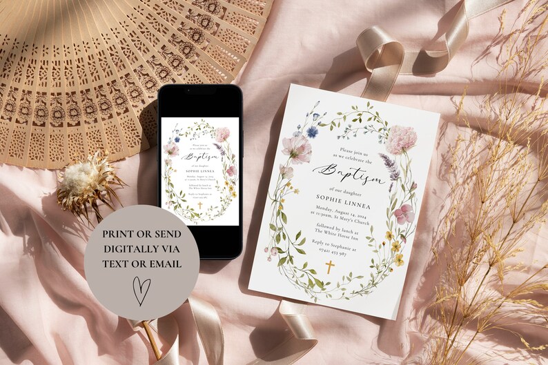 Peut inclure: Une invitation de bapt&ecirc;me florale avec une couronne aquarelle de fleurs roses et bleues, de feuilles vertes et une croix dor&eacute;e. Le texte indique "Veuillez vous joindre &agrave; nous pour c&eacute;l&eacute;brer le bapt&ecirc;me de notre fille Sophie Linnea Lundi 1er ao&ucirc;t 20xx &agrave; 11h00, &eacute;glise St. Mary's suivi d'un d&eacute;jeuner &agrave; The White House Inn R&eacute;ponse &agrave; Stephanie au (xxx) xxx-xxxx avant le 1er juillet"