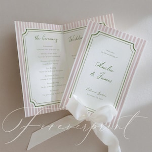 Könnte beinhalten: Hochzeitsprogramm mit rosa-weißem Streifendesign. Das Programm enthält den Text "the Ceremony" und "Wedding". Es ist mit einem weißen Band gebunden und trägt die Namen "Amelia & James".