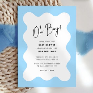 K&ouml;nnte beinhalten: Eine hellblaue Babyparty-Einladung mit einem wei&szlig;en, wellenf&ouml;rmigen Rand. Der Text lautet "Oh Boy!" und enth&auml;lt Details zur Veranstaltung, einschlie&szlig;lich Datum, Uhrzeit, Ort und RSVP-Informationen.