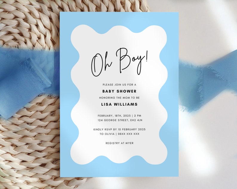 K&ouml;nnte beinhalten: Eine hellblaue Babyparty-Einladung mit einem wei&szlig;en, wellenf&ouml;rmigen Rand. Der Text lautet "Oh Boy!" und enth&auml;lt Details zur Veranstaltung, einschlie&szlig;lich Datum, Uhrzeit, Ort und RSVP-Informationen.
