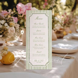 Op de afbeelding: Een verticale menukaart met een groen-witte gestreepte rand. Het menu bevat gangen zoals Amuse-Bouche, Voorgerecht, Hoofdgerecht, Kaasgang en Dessert. Het menu staat op een tafel met bloemen en een citroen.
