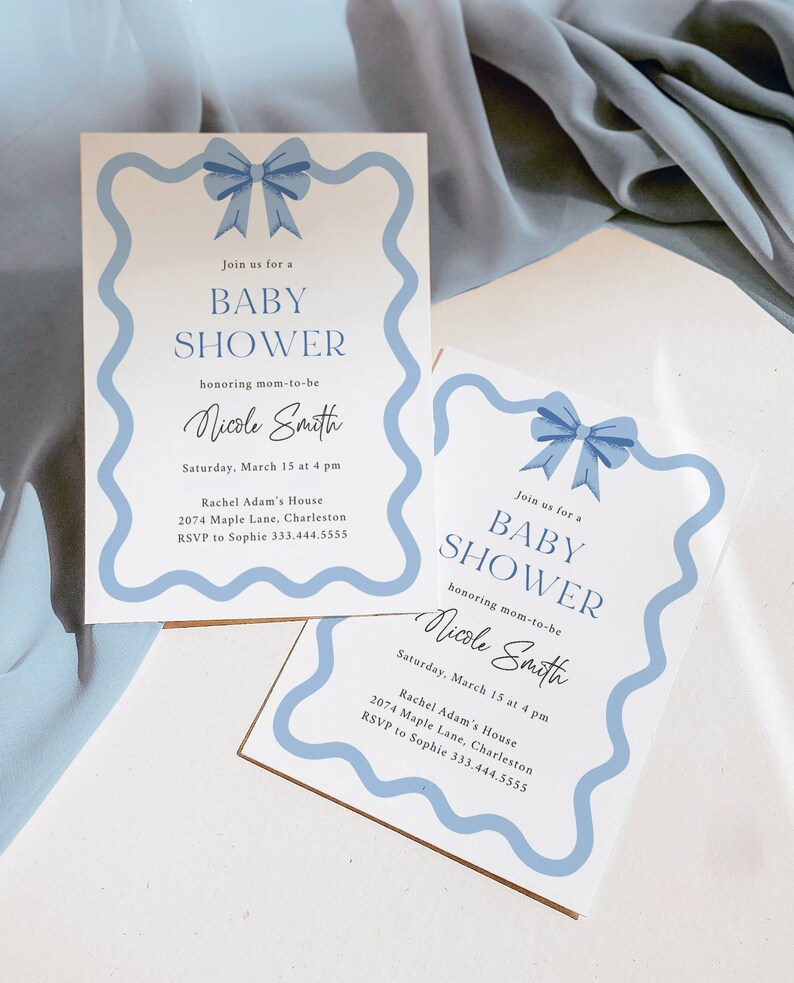 Peut inclure: Invitation de f&ecirc;te pr&eacute;natale bleue et blanche avec un n&oelig;ud bleu et le texte "Rejoignez-nous pour une f&ecirc;te pr&eacute;natale en l'honneur de la future maman Nicole Smith. Samedi 15 mars &agrave; 16h00. Maison de Rachel Adam 2074 Maple Lane, Charleston. RSVP &agrave; Sophie 333.444.5555"
