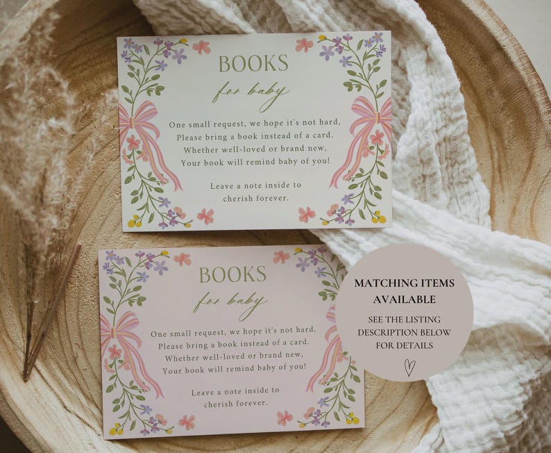 Op de afbeelding: Twee roze en witte kaarten met bloemenmotieven en de tekst "BOOKS for baby". De kaarten vragen gasten om een boek mee te nemen in plaats van een kaart voor de baby. De tekst zegt ook "Laat een briefje achterin om voor altijd te koesteren".