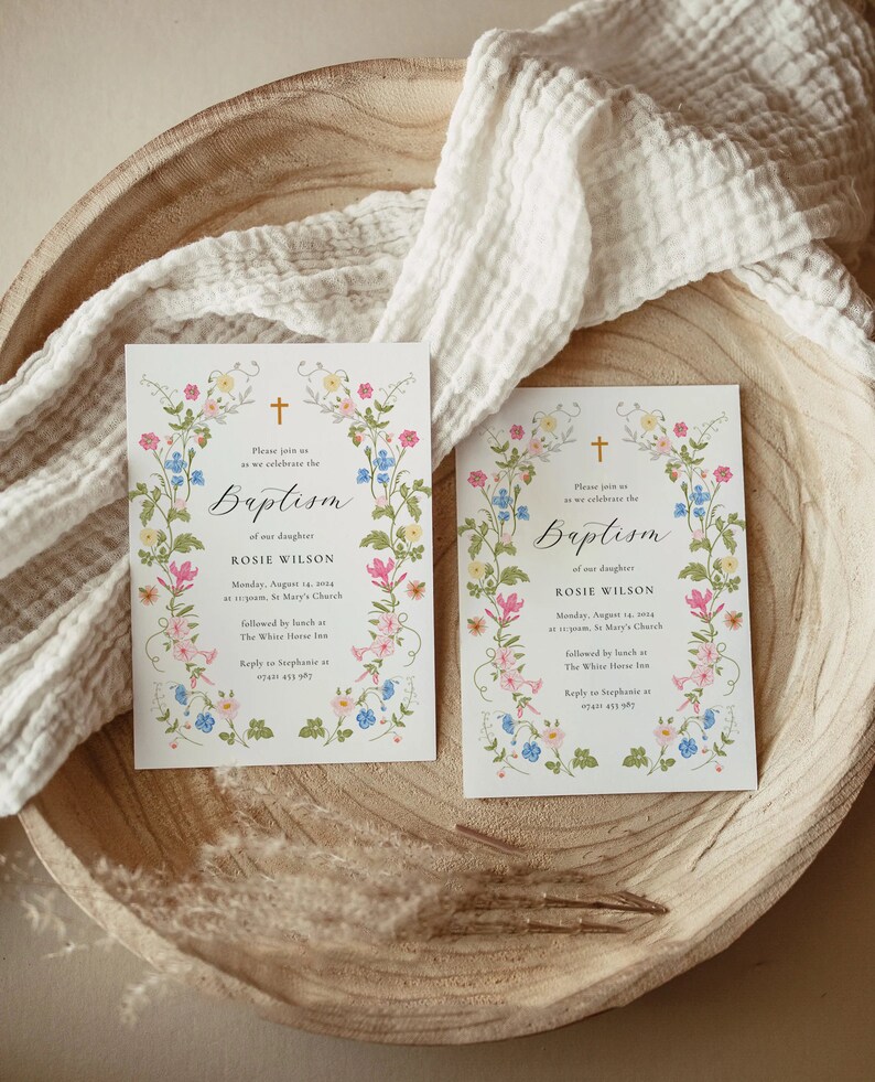 Puede incluir: Dos invitaciones de bautismo florales con una cruz dorada y el texto "Por favor, &uacute;nase a nosotros para celebrar el bautismo de nuestra hija Rosie Wilson" y la fecha y hora del evento.