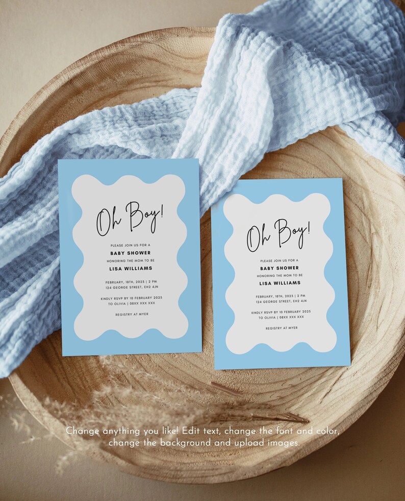 K&ouml;nnte beinhalten: Zwei blaue und wei&szlig;e Babyparty-Einladungen mit dem Text "Oh Boy!" und einem wellenf&ouml;rmigen Rand. Die Einladungen beinhalten Datum, Uhrzeit und Ort der Party sowie den Namen der werdenden Mutter, Lisa Williams. Der Text "Kindly RSVP by 10 February 2025 to Olivia" ist ebenfalls enthalten.