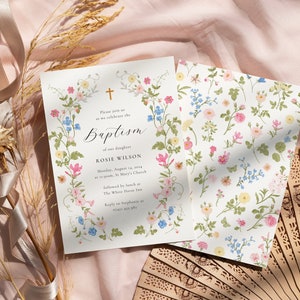 Puede incluir: Una invitaci&oacute;n de bautismo floral con fondo blanco y una cruz dorada. La invitaci&oacute;n presenta un borde floral con flores rosas, azules y amarillas. El texto de la invitaci&oacute;n dice "Por favor, &uacute;nase a nosotros para celebrar el bautismo de nuestra hija Rosie Wilson Lunes, 1 de agosto de 2019 a las 10:00 am, Iglesia de Santa Mar&iacute;a seguido de un almuerzo en The White House Inn Responder a Stephanie al 000-000-0000"