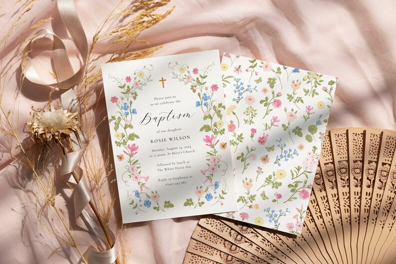 Puede incluir: Una invitaci&oacute;n de bautismo floral con fondo blanco y una cruz dorada. La invitaci&oacute;n presenta un borde floral con flores rosas, azules y amarillas. El texto de la invitaci&oacute;n dice "Por favor, &uacute;nase a nosotros para celebrar el bautismo de nuestra hija Rosie Wilson Lunes, 1 de agosto de 2019 a las 10:00 am, Iglesia de Santa Mar&iacute;a seguido de un almuerzo en The White House Inn Responder a Stephanie al 000-000-0000"
