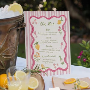 Modèle de menu de bar floral rose, aquarelle dessinée à la main, enseigne de bar imprimable, modèle modifiable, carte de boissons signature, rayures roses ondulées