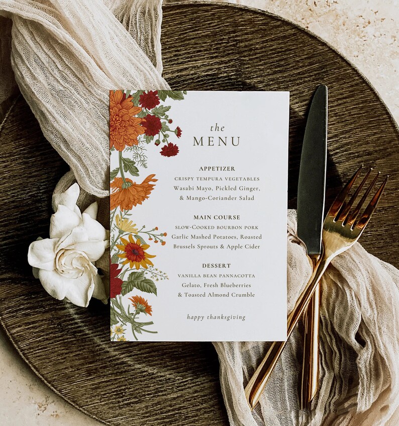 Pu&ograve; includere: Un menu di ringraziamento con un design floreale in tonalit&agrave; arancio, rosso e verde. Il menu include opzioni di antipasti, piatti principali e dessert. Il testo recita "the MENU", "APPETIZER", "CRISPY TEMPURA VEGETABLES Wasabi Mayo, Pickled Ginger, & Mango-Coriander Salad", "MAIN COURSE", "SLOW-COOKED BOURBON PORK Garlic Mashed Potatoes, Roasted Brussels Sprouts & Apple Cider", "DESSERT", "VANILLA BEAN PANNACOTTA Gelato, Fresh Blueberries & Toasted Almond Crumble", e "happy thanksgiving".