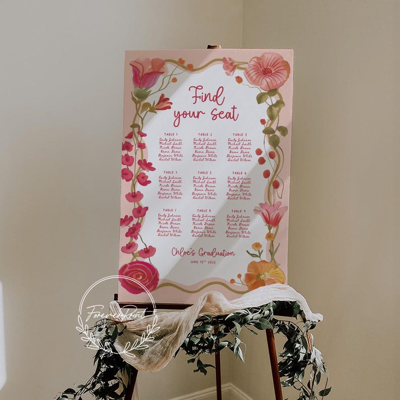 K&ouml;nnte beinhalten: Ein rosa Sitzplan f&uuml;r die Abschlussfeier mit floralen Akzenten. Die Worte "Find your seat" stehen oben, darunter die Namen der G&auml;ste. Der Text "Chloe's Graduation" und das Datum stehen unten.