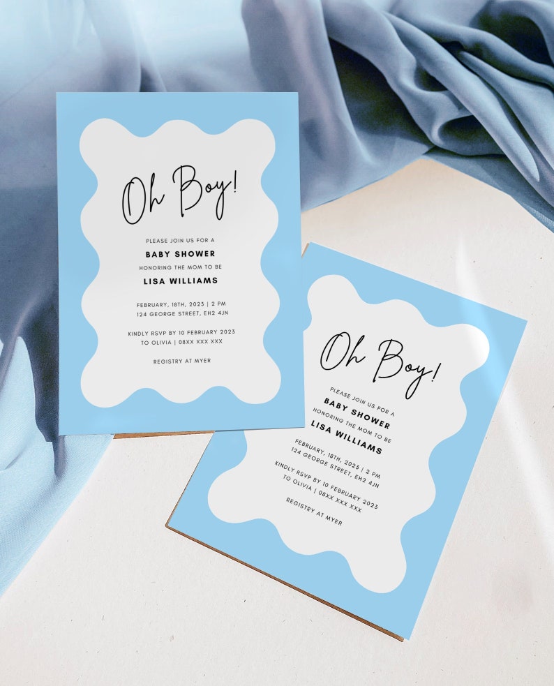 K&ouml;nnte beinhalten: Zwei hellblaue Babyparty-Einladungen mit wei&szlig;em Text. Die Einladungen zeigen eine wei&szlig;e Wolkenform mit dem Text "Oh Boy!" und Details zur Babyparty, einschlie&szlig;lich Datum, Uhrzeit, Ort und RSVP-Informationen.