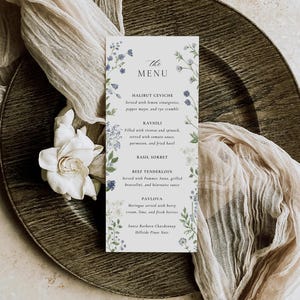 Plantilla de menú de boda con flores silvestres en tonos azules: diseño pintado a mano para recepciones elegantes, cenas y despedidas de soltera SS25