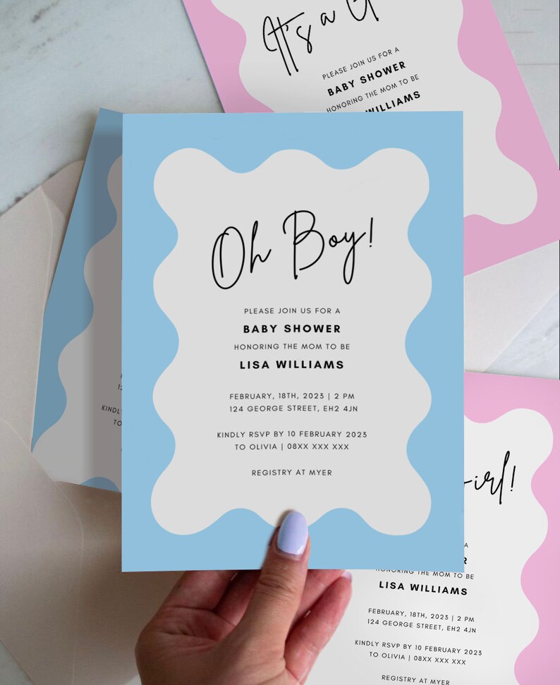 K&ouml;nnte beinhalten: Blaue und wei&szlig;e Babyparty-Einladung mit dem Text "Oh Boy!" und Details f&uuml;r eine Babyparty f&uuml;r Lisa Williams. Die Einladung hat einen wellenf&ouml;rmigen Rand.