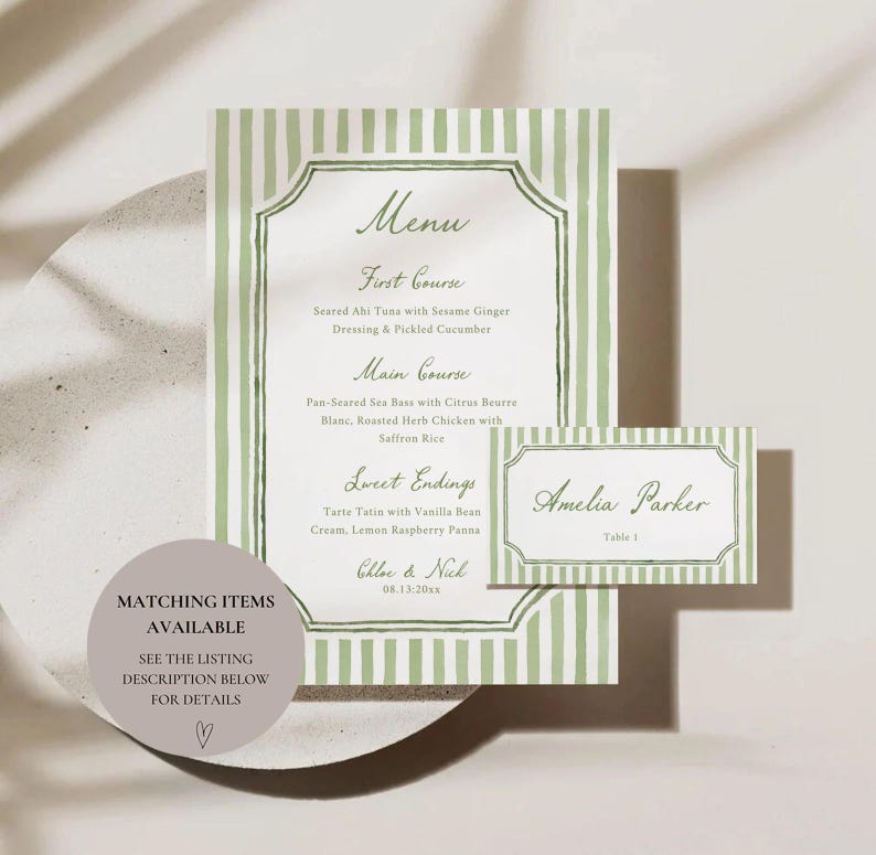 Op de afbeelding: Een menu- en tafelkaartenset met een groen en wit gestreept ontwerp. Het menu bevat een driegangenmaaltijd en de tafelkaart leest "Amelia Parker". Een cirkelvormige afbeelding geeft aan "Bijpassende items beschikbaar".