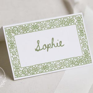 Plantilla para tarjetas de lugar con borde decorativo verde, tarjetas de lugar imprimibles, tarjetas de nombre en acuarela, boda en un jardín verde, tarjetas de nombre florales RUG01