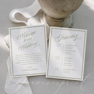 Könnte beinhalten: Zwei weiße Hochzeitskarten mit salbeigrünen Rändern und eleganter Schreibschrift. Die linke Karte zeigt Welcome to our Wedding, Scarlett & Lincoln. Die rechte Karte ist mit Itinerary betitelt und listet Veranstaltungen mit Zeiten auf.