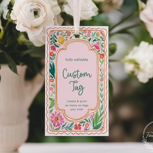 Puede incluir: Una etiqueta personalizada con temática floral con un fondo rosa y las palabras "Custom Tag" en escritura verde. La etiqueta está rodeada por un borde decorativo con flores y vegetación coloridas. También se ve el texto "fully editable" y "create & print as many as tags you wish".