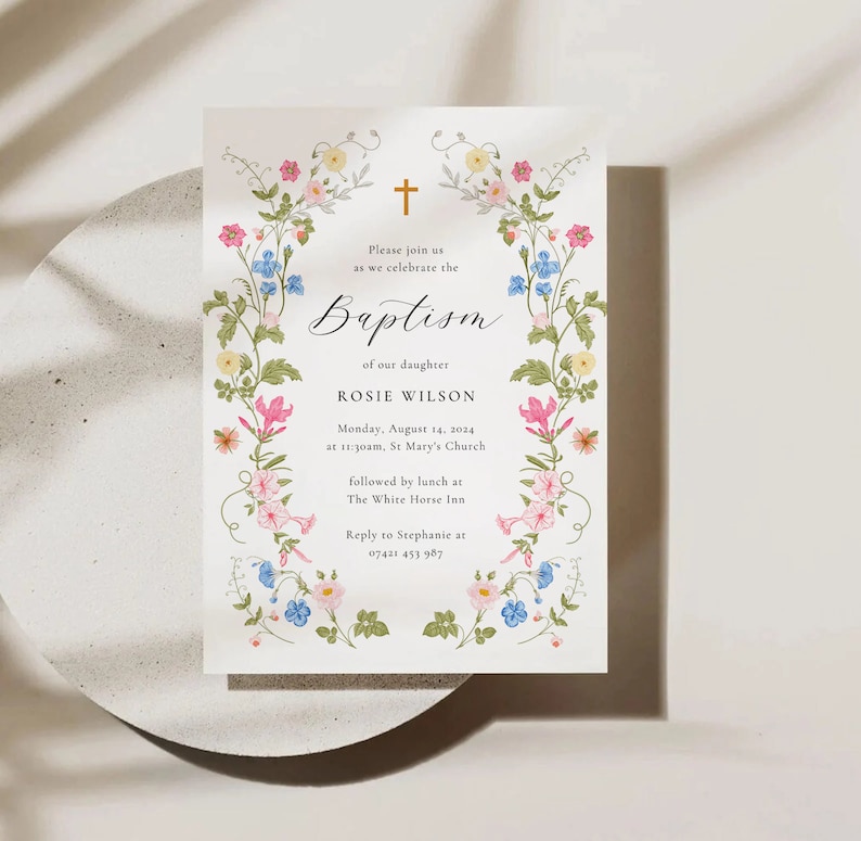 Puede incluir: Una invitaci&oacute;n de bautismo floral blanca con una cruz dorada y el texto "Por favor, &uacute;nase a nosotros para celebrar el bautismo de nuestra hija Rosie Wilson Lunes, 14 de agosto de 2024 a las 11:30 am, Iglesia de Santa Mar&iacute;a seguido de un almuerzo en The White Horse Inn Responder a Stephanie en 07421 453 967"