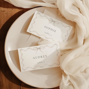 Tarjetas de lugar de arco beige, tarjetas de nombre de arco, borde de cinta, curvas, caprichosas, tarjetas de nombre imprimibles, plantilla digital, tarjetas de mesa, BB24