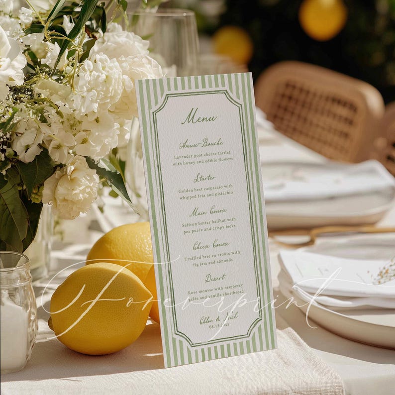 Op de afbeelding: Een menukaart met een groen-witte gestreepte rand. Het menu bevat gangen zoals Amuse-Bouche, Voorgerecht, Hoofdgerecht, Kaasgang en Dessert. De kaart ligt op een wit tafelkleed met citroenen en bloemen.